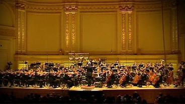 Ein Orchester spielt in der Carnegie Hall