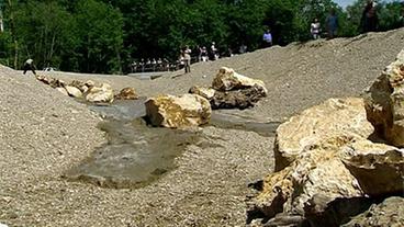 Braune Brühe auf Kiesuntergrund