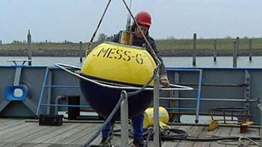 Forschungsboje wird an Bord gebracht