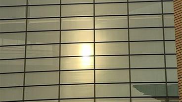Sonne spiegel sich in einer Häuserfassade
