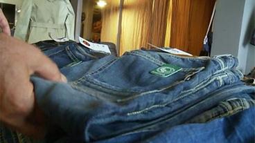 Jeans mit dem Label "Organic Cotton" im Laden