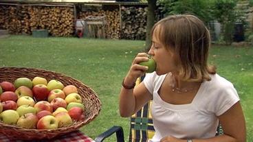 Apfelallergikerin Stephanie Bleuel beißt in Apfel