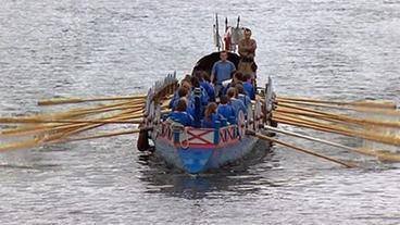 Kriegsschiff rudert im Wasser