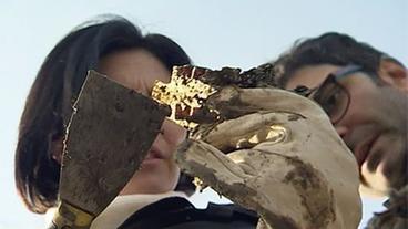 Bild: WDR Sonia Silvestri untersucht Plastikreste