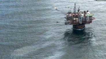 Bild: Greenpeace Plattform mit Ölfilm