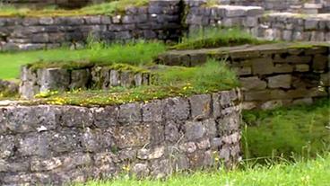 Mauer-Reste in parkähnlicher Anlage