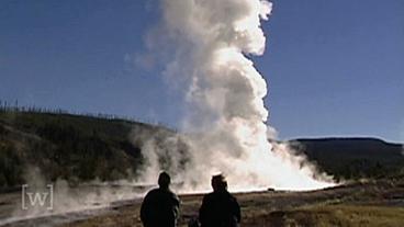 Besucher sitzen vor dem Geysir Old Faithful