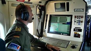 Bild: NDR Operator an seinen Geräten