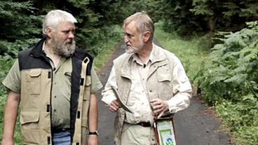 Fritz Dänner vom Naturpark Spessart und Rainer Brämer auf einer typischen geteerten "Waldautobahn"