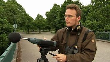 Bild: WDR Wissenschaftler regelt den Pegelmesser ein.