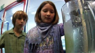 Bild: WDR Kinder am Wasserspender