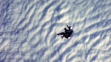 Joseph Kittinger fliegt kurz nach dem Verlassen der Ballonkapsel der Erde entgegen.