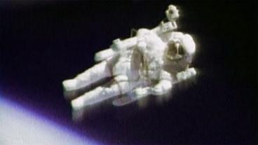 Bild: NASA Ein Astronaut schwebt schwerelos allein im All