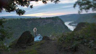 Bild: WDR Eine blonde Frau im Kostüm sitzt vor dem Rheinpanorama