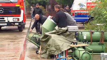 Pyrotechniker rollen Druckluftkessel zum Filmset