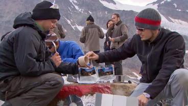 Bild: WDR Zwei Männer sitzen beim Kocher, andere stehen im Hintergrund