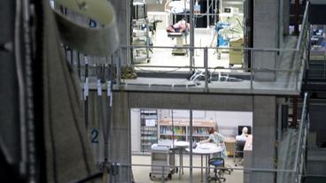 Bild: Jenny von Sperber/BR In den Räumen des Testkrankenhauses wurden funktionierende medizinische Geräte, Betten und Schränke aufgebaut