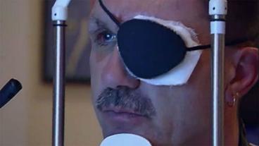 Ein Mann mit einer Augenklappe wird mit Lichtreizen konfrontiert