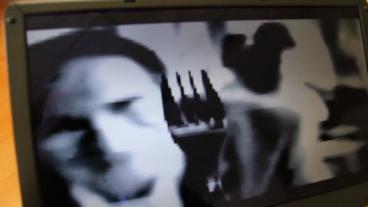 Computerbildschirm mit Schwarz-Weiß-Kamerabild