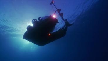 Ein U-Boot ist gerade ins Wasser eingetaucht