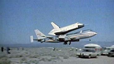 Jumbo-Jet mit einem Shuttle auf dem Rücken hebt gerade ab