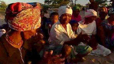 Bild: SWR Afrikanische Frauen klatschen im Kreis sitzend