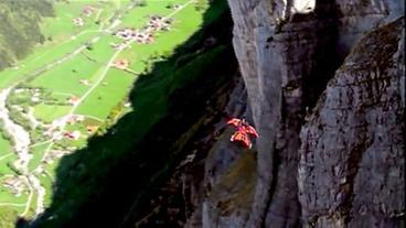 Ein Springer in einem Wingsuit in der Luft