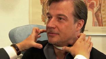 Bild: DasErste Professor Richter erklärt Marc Marshall den Bereich des Ansatzrohrs