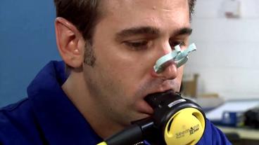 Dennis Wilms mit Nasenklemme und Sauerstoffmaske