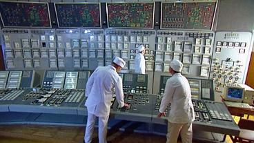 Drei Männer im Kontrollraum vom Kernkraftwerk Tschernobyl
