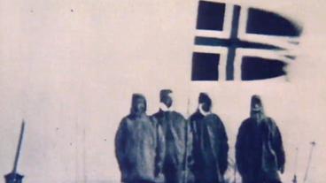 Vier Männer mit der norwegischen Fahne am Südpol