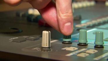 Bild: NDR Finger an einem Regler eines Mischpultes