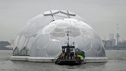 Der schwimmende Pavillon hängt an einem Schlepper