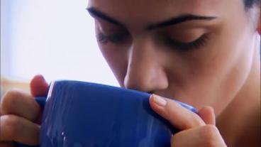 Frau trinkt aus großer Teetasse