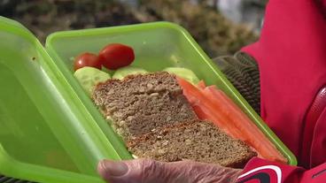 Eine Zwischenmahlzeit aus Vollkornbrot und Gemüse