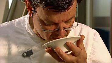 Harald Wohlfahrt riecht an einer Schüssel
