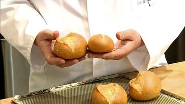 Eine Frau hält zwei Brötchen in den Händen