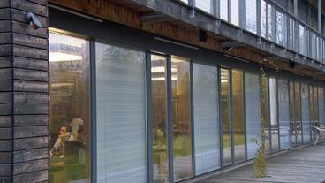 Fassade eines Hauses mit viel Glas