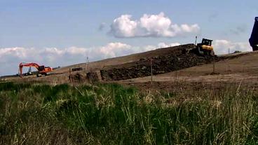 Bild: WDR Schwere Baumaschinen auf der Deichbaustelle