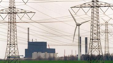 Bild: dpa Das AKW Brunsbüttel mit einem Windrad an der Seite