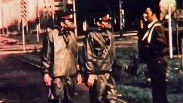 Bild: SWR Maskierte Soldaten sprechen mit einem Passanten