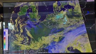 Satelliten-Wetterkarte auf großem Monitor