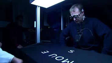 Bild: SWR Ein blinder Mann entziffert Buchstaben