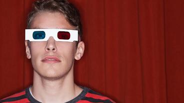 Junger Mann mit 3D-Brille