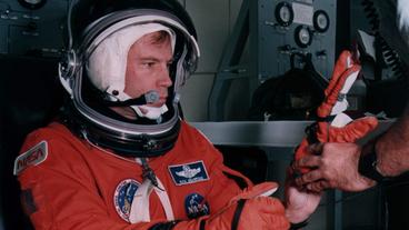 Bild: NASA, public domain STS-76 Pilot Richard Searfoss bereit zum Start im März 1996