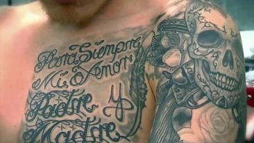 Ein Mann mit einem großflächigen Tattoo