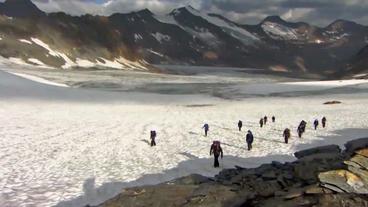 Menschen in Gletscherlandschaft