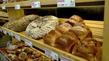 in Regal in einer Bäckerei voll mit verschiedenen Brotsorten