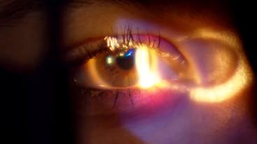 Ein Augenarzt untersucht das Auge einer Patientin