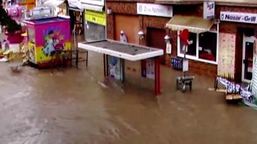 Bild: Amateuraufnahme Überflutete Straße rund um eine Bushaltestelle